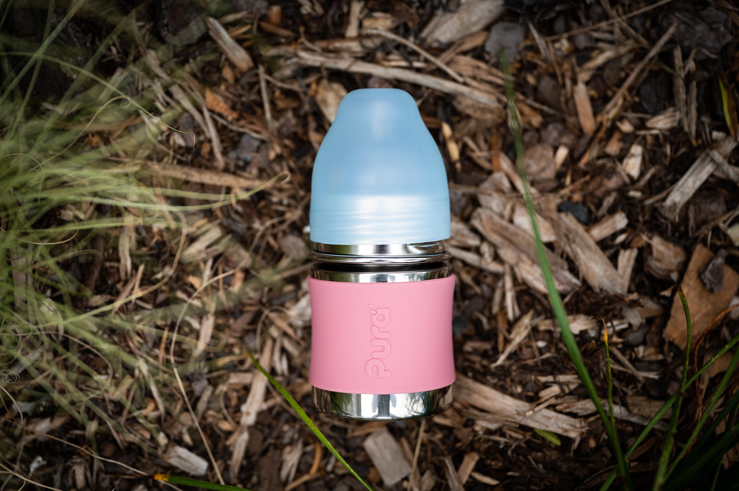 Infant Pura Kiki Bottle with sippy lid in rose colour on white background