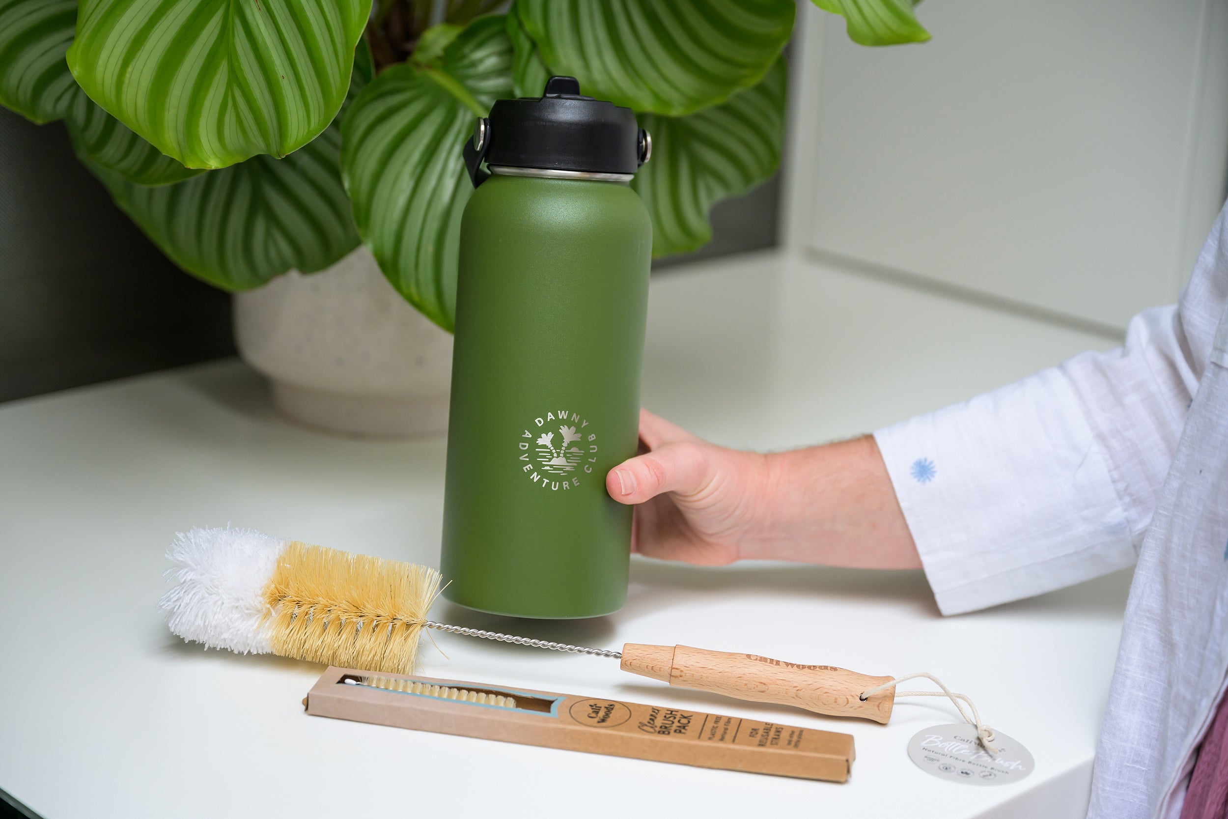 Bottle Cleaning Kit Insulated Stainless Steel Bottle with natural fibre cleaner brushes and straw cleaner brush on white background