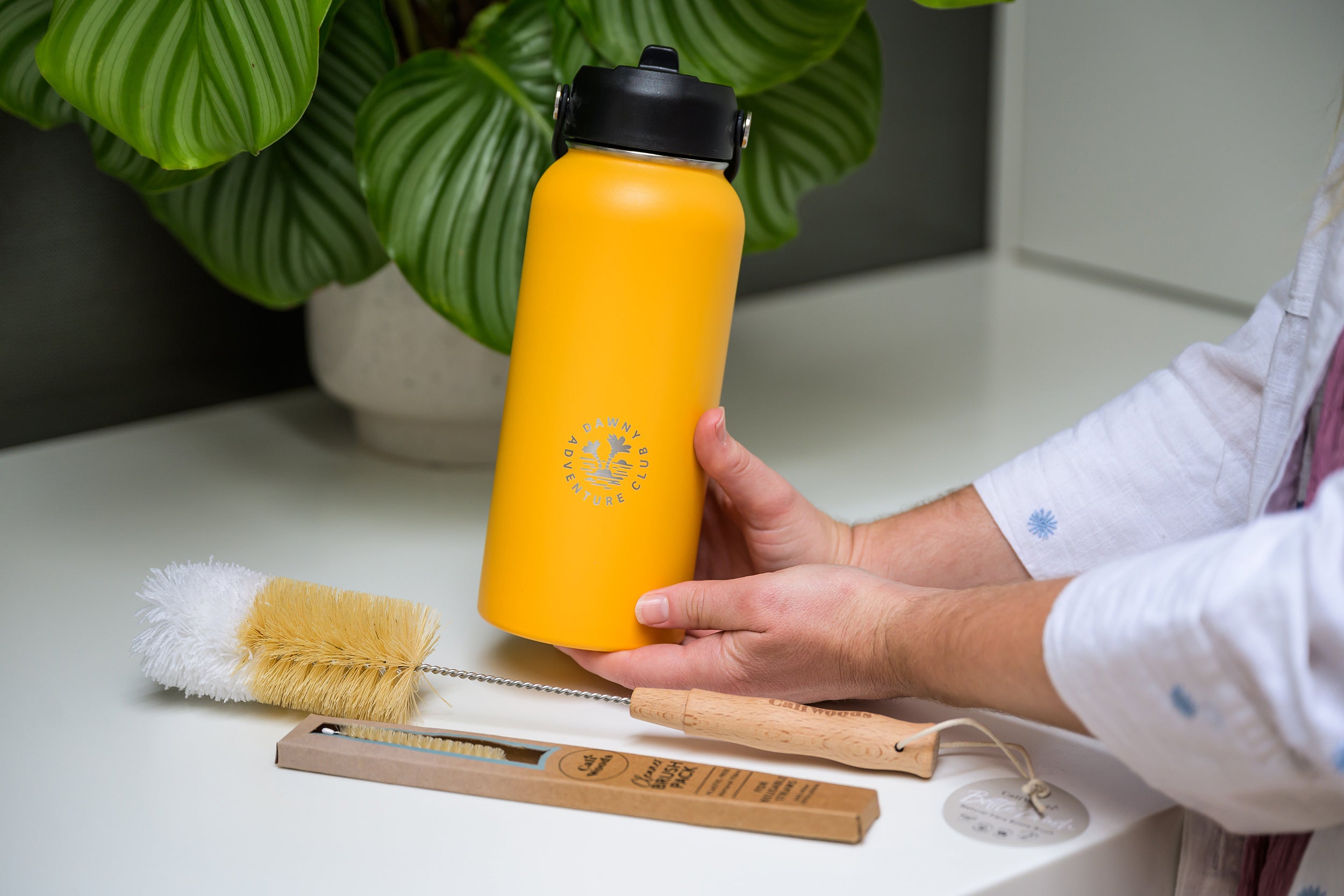 Bottle Cleaning Kit Insulated Stainless Steel Bottle with natural fibre cleaner brushes and straw cleaner brush on white background